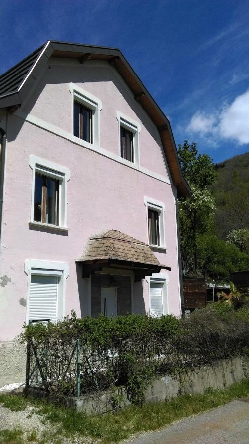 maison rose Saint-Martin-de-la-Porte Extérieur photo